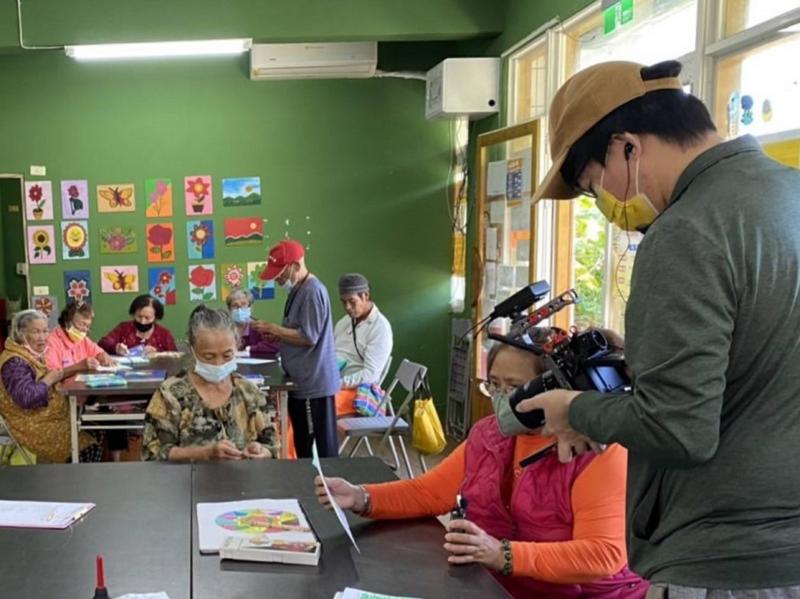 講師帶領學員體驗錄影與錄音