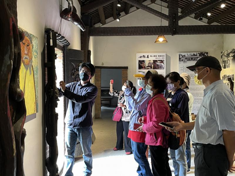 講師介紹木雕建築。