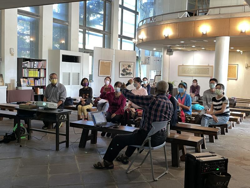 耆老林坤山老師講述苑裡出水社區沿海故事。