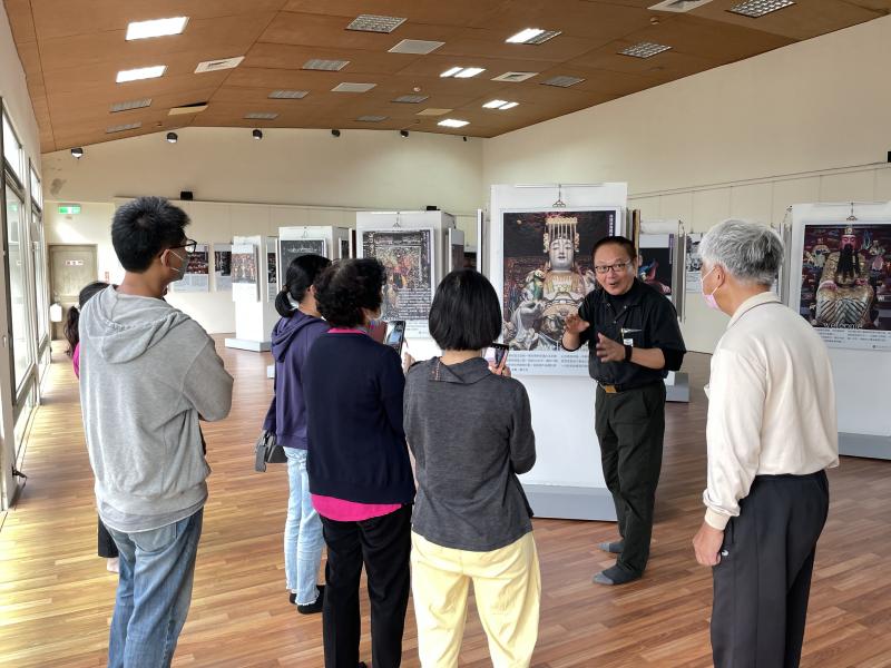 藝術家康乙任老師導覽濱海藝文中心空間展覽。