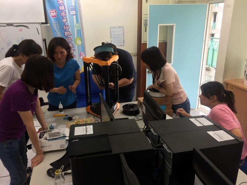 講師指導學員練習中