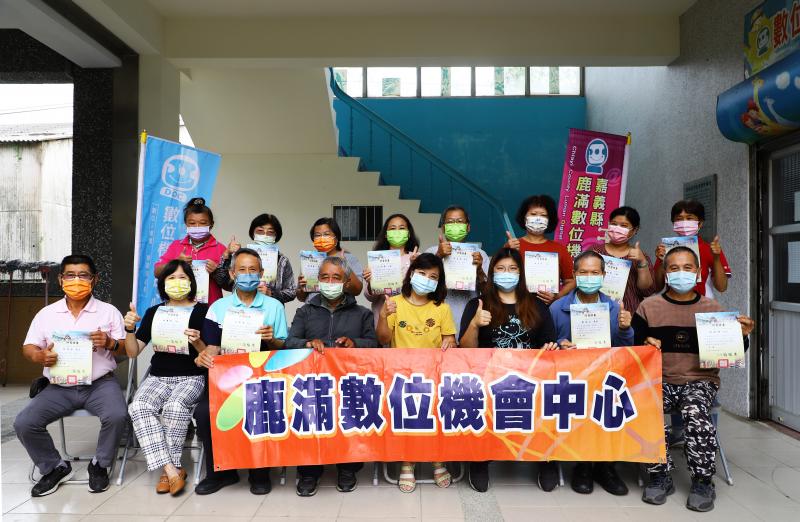 主任及講師與民眾合照