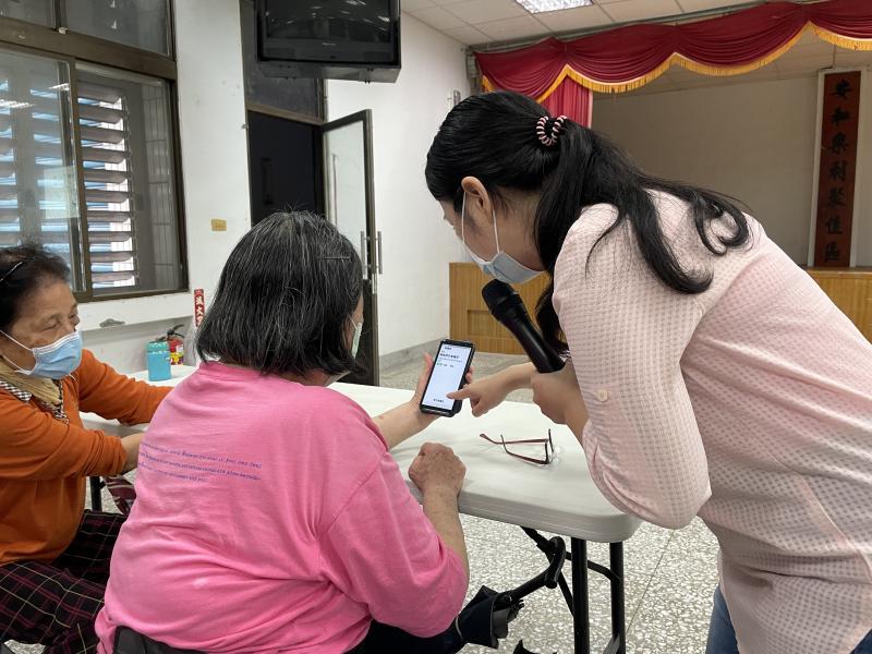 講師協助長者運用賴會議室