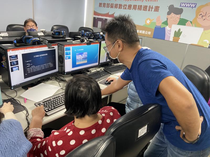 老師指導學員如何製作