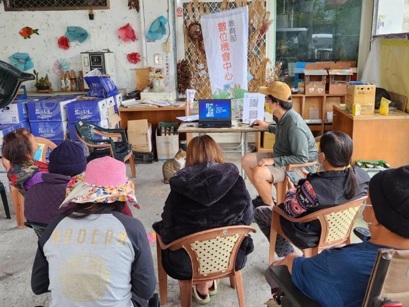 講師帶領學員下載APP教學與網路資訊安全宣導