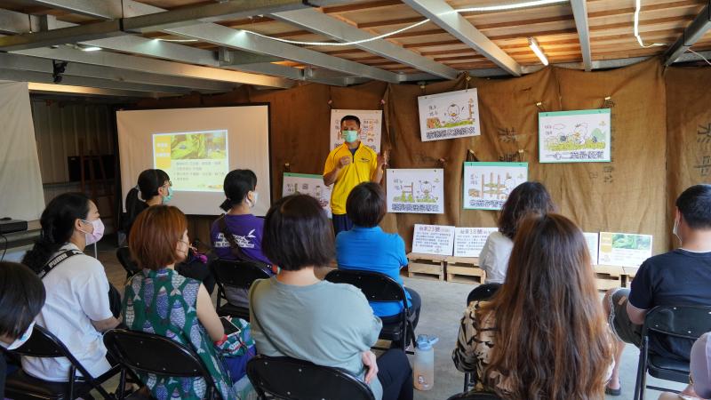 講師跟學員解說茶園的耕種方式與生態