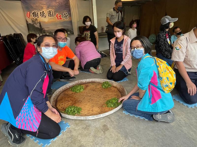 學員們體驗製作紅茶的期中步驟：揉茶。