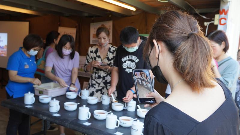 講師帶領學員體驗紅茶品茗