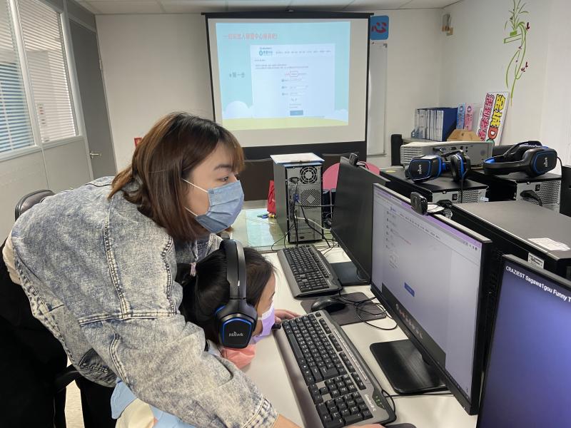 老師指導學員如何註冊成為學習中心會員