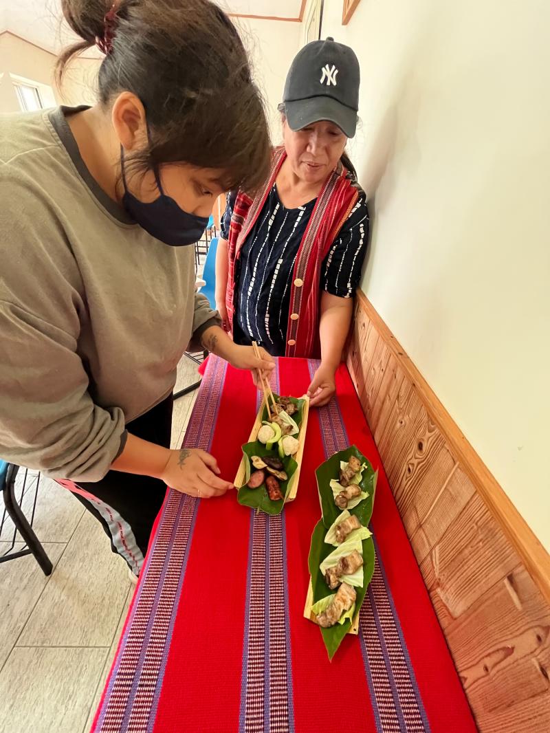 利用生活周遭植物來做成一道佳餚。