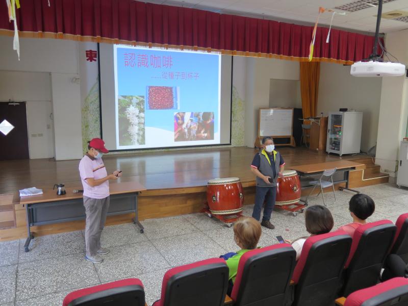 連東祥理事長主持，玩魚池採咖啡小旅行的開課，並介紹張淑慎老師及林淑嫣助教、陳婉如助教。