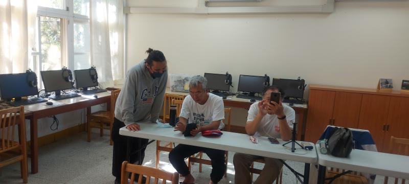 講師在教導學生如何操作