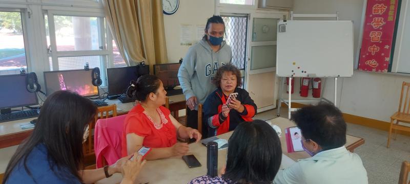 講師細心的回答學員問題