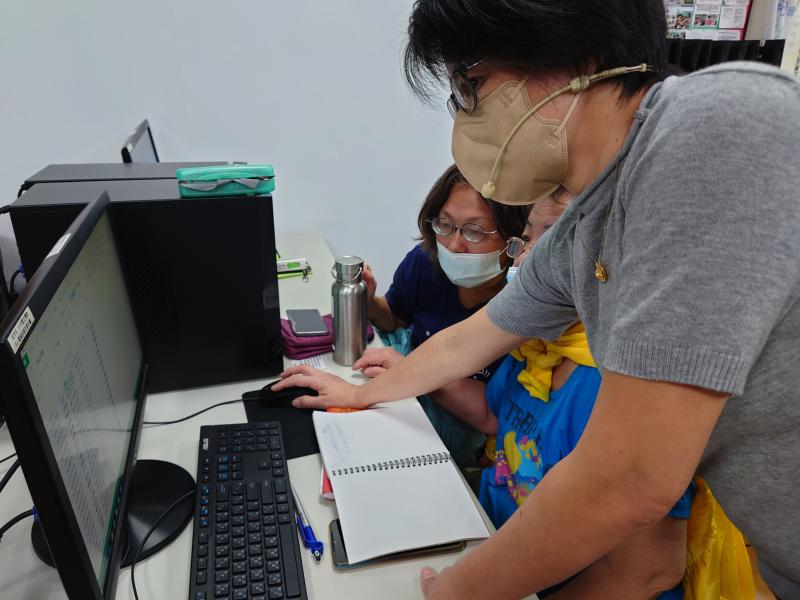 講師指導學員操作圖