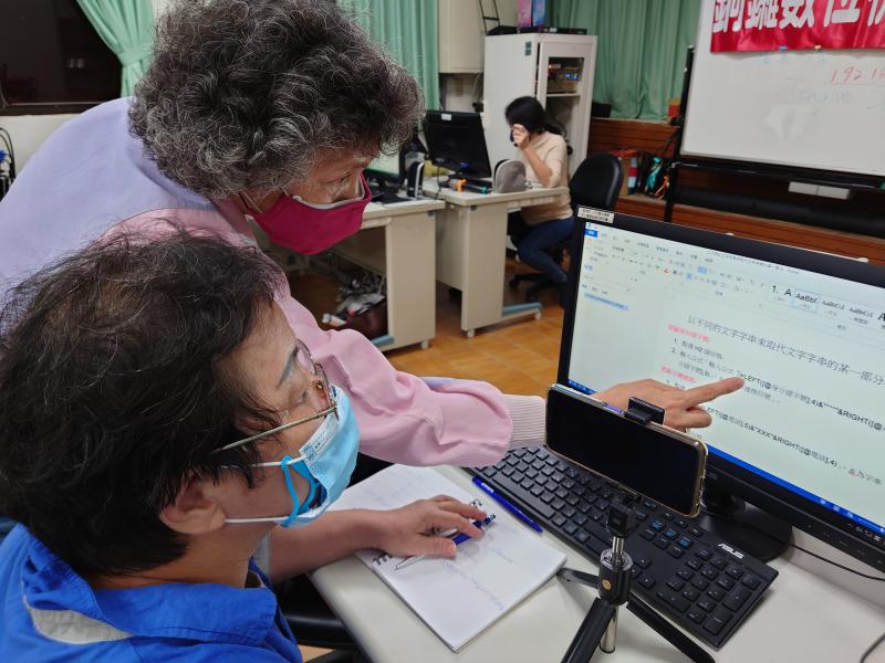 學員學習亙動圖