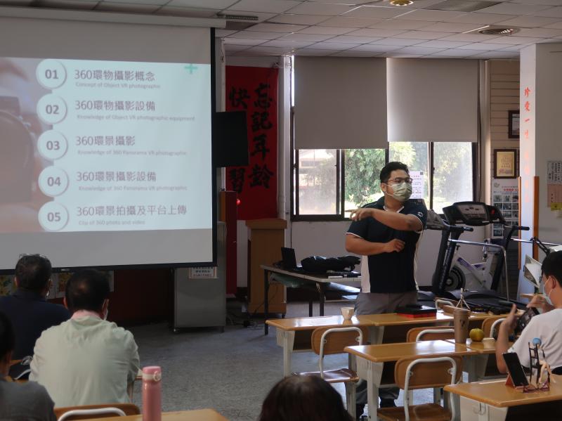 許峻維老師老師向學員介紹360度相機的功能及操作方式，並指導學員實作360度相機。