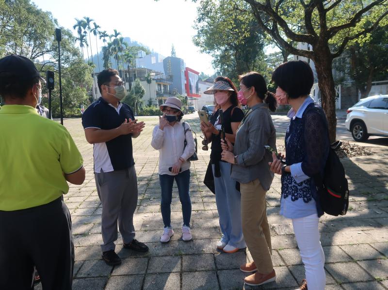 許峻維老師老師帶領學員到戶外作360度相機攝影教學。