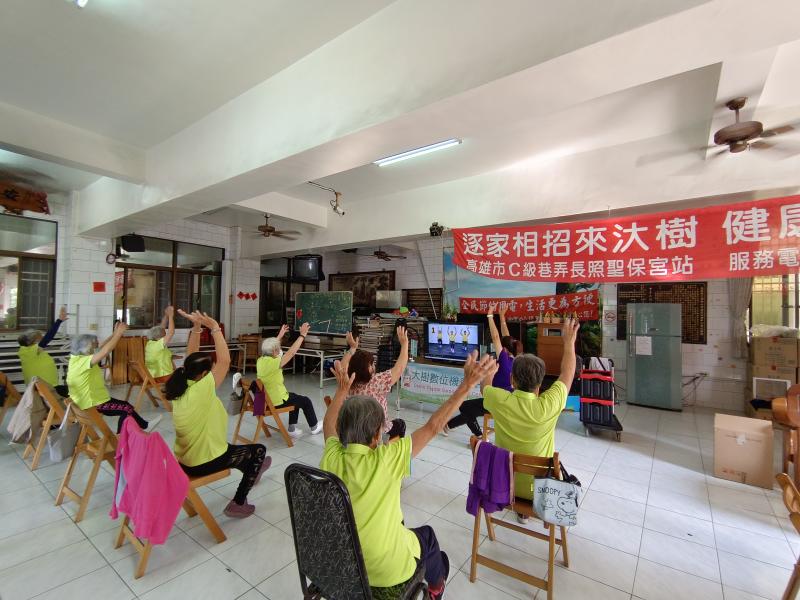 透過YouTube找到適合的運動影片跟著影片一起動一動