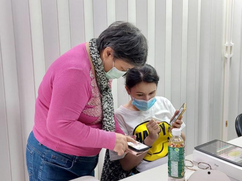 學員間熱絡討論、互相協助解決操作時遇到的問題。