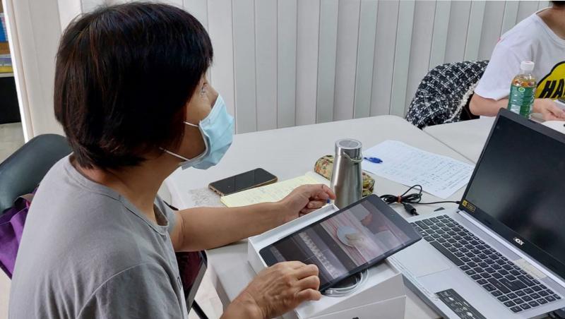 學員專注的跟著老師說明，一步步認識剪輯軟體介面、練習操作。