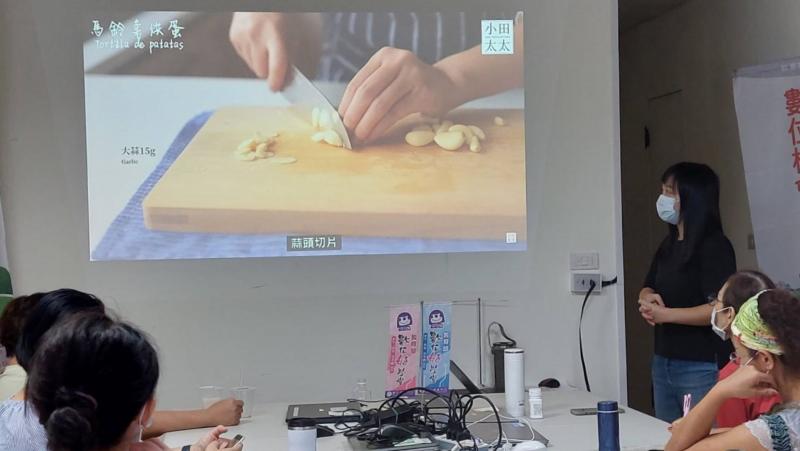 認識網路上各種不同風格的影音食譜，尋找創作靈感以及喜歡的呈現方式。