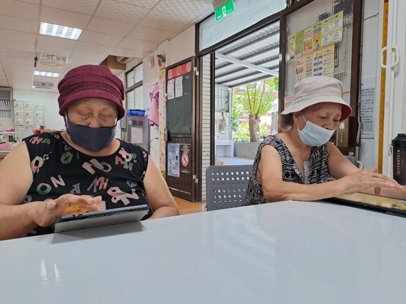 學員互相討論學習