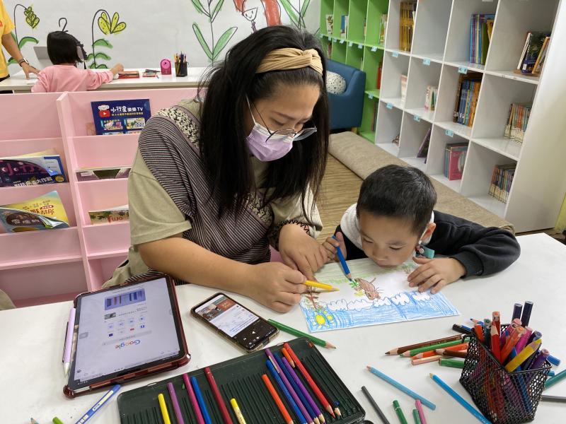 用平板找素材物件帶小朋友共同創作