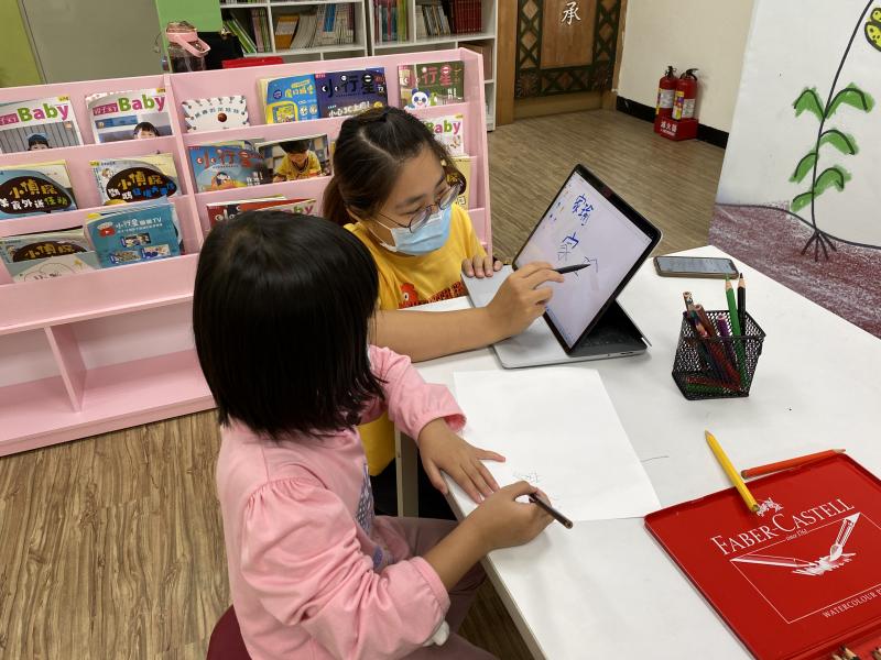作品簽名利用平板電腦帶小朋友練習簽名