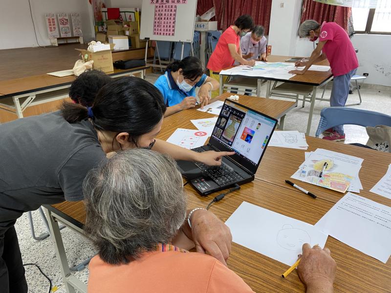 繪本故事文字創作完成，用電腦查詢素材繪製繪本物件
