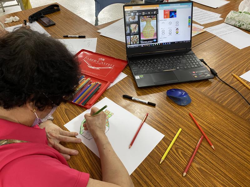 同學共用一台電腦查詢跟著畫