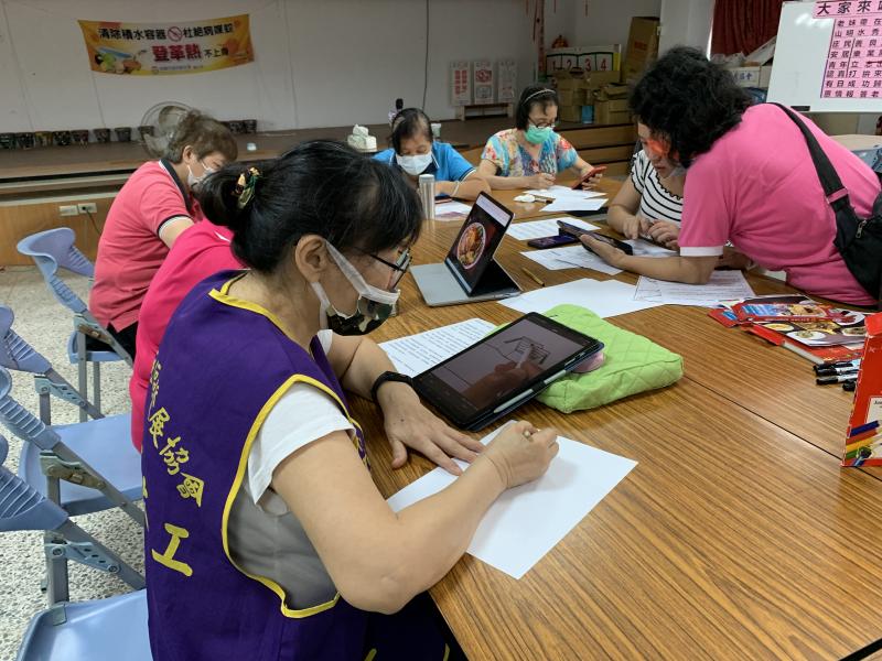 學員使用自己的平板找圖案