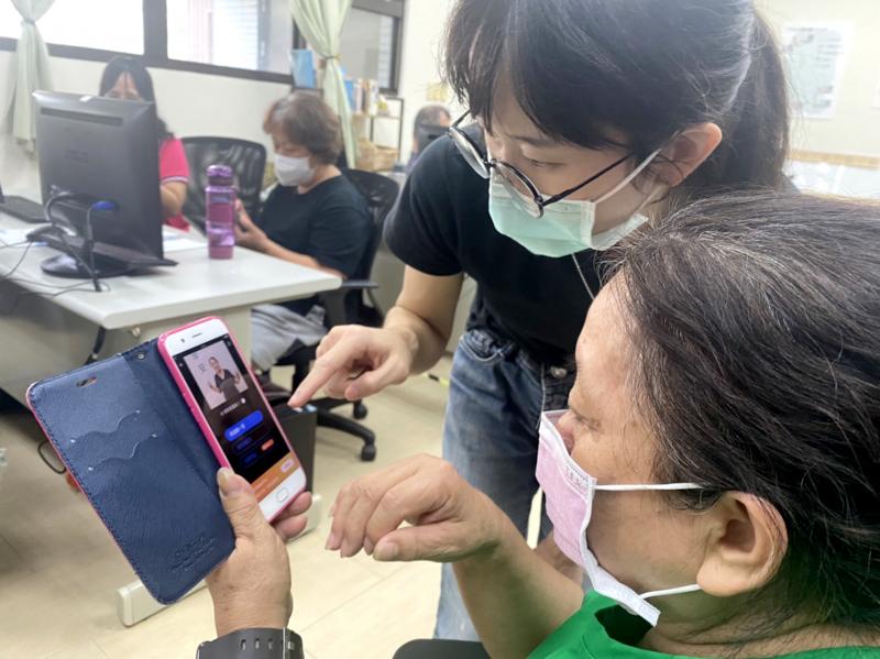 講師協助學員排除操作困難。