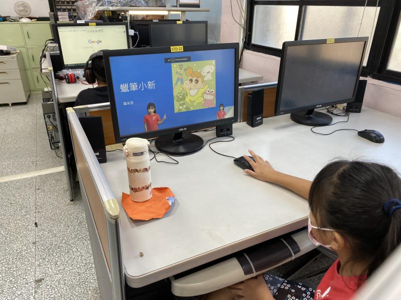 指導學員製作直播海報設計。