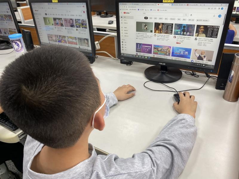 直播平台介紹,學員試著上YouTube搜尋。