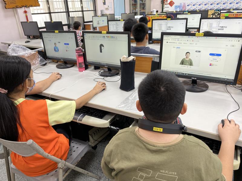 學員將自己的照片先做去背處理。