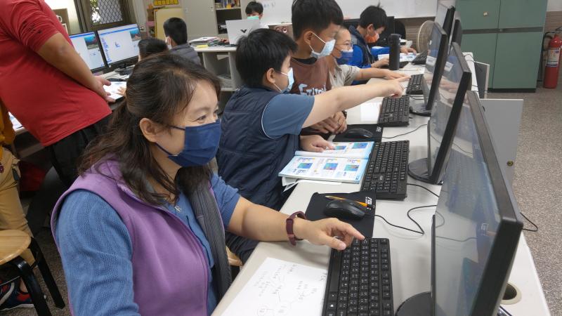 家長和高年級學生共同研發一款電子寫字面板，講師正在講解電路概念