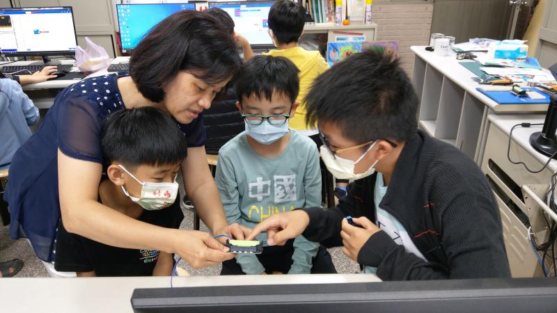 家長、老師和學生經過不斷的討論、研究與測試，努力的將作品完成