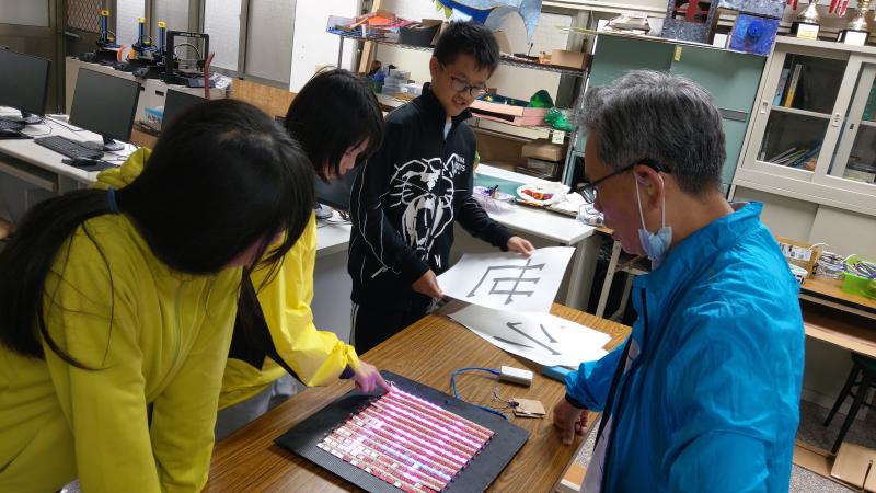 在經過家長、老師和學生經過不斷的討論與研究，並測試排除錯誤直到運作正常，最後總算完成了