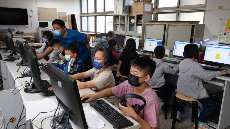 講師正在為學員解說Scratch操作介面