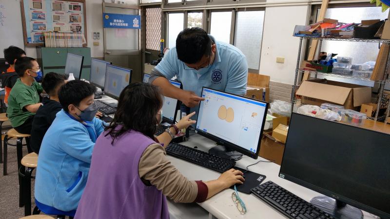 講師正在為學員解說程式的操作設定