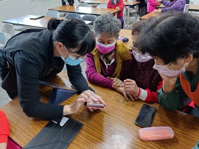 講師教導學員如何操作APP