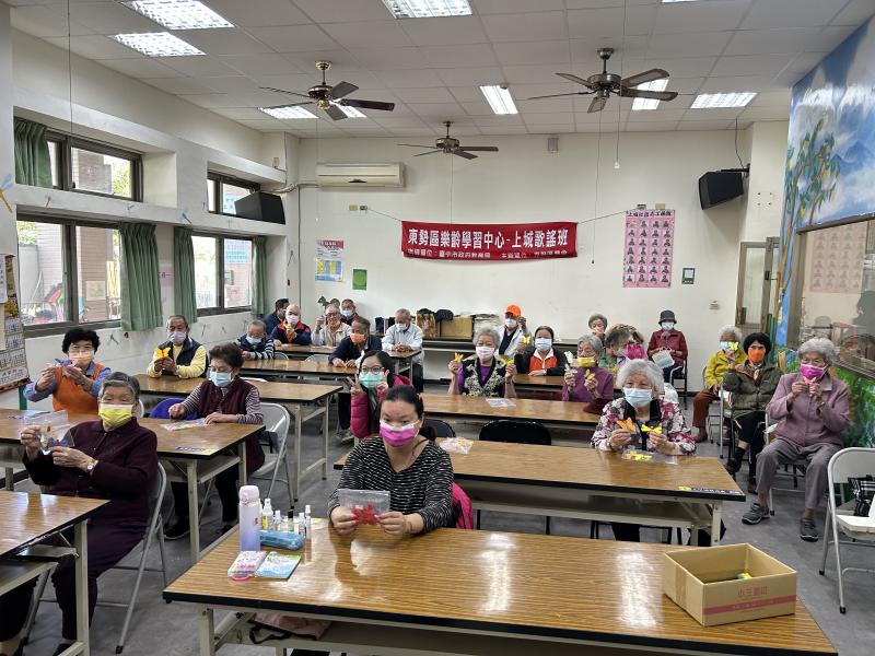 學員手拿3D列印作品合照