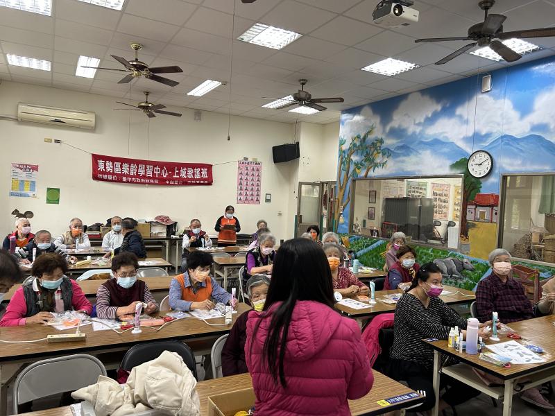 講師教導學員如何使用3D列印筆