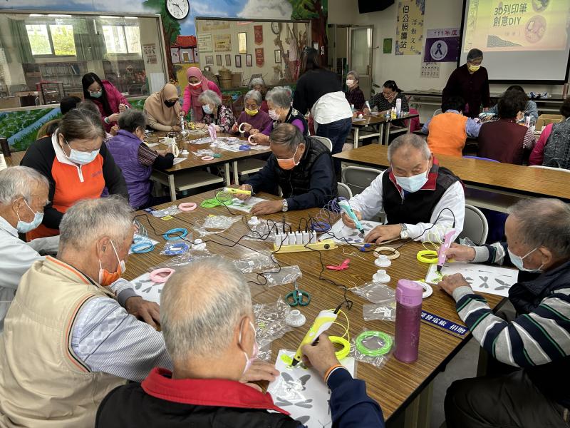 學員實際操作如何使用3D列印筆