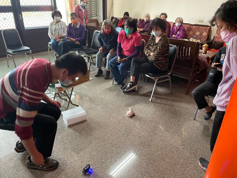 老師示範機器人使用