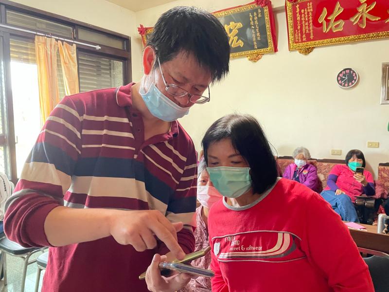 老師教教導學生如何使用