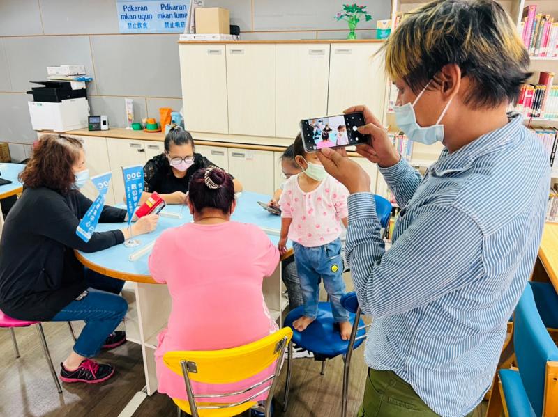 家庭收支簿~帳記起來課程學員利用手機等載具同步下載操作同步上課學習情形