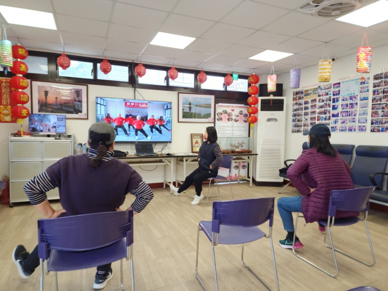 來，大家一起跟著我做運動。