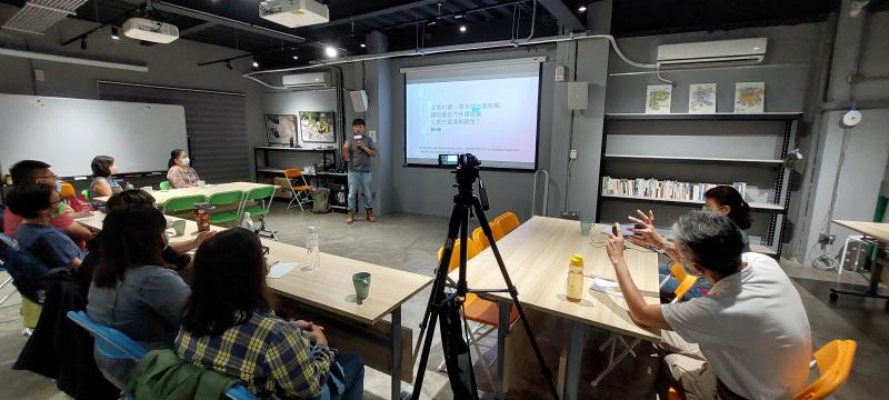 阿凱老師為地方資源與創生講座破題，並提出在地行銷、尋找地方致勝關鍵，促進地方永續經營的秘訣