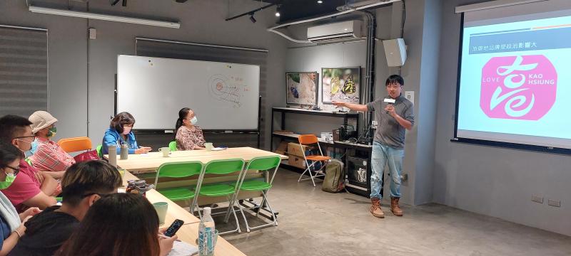 阿凱老師利用白板繪製圖表，說明旅遊地品牌受到政治的影響